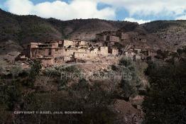 Image du Maroc Professionnelle de  Village berbère du haut Atlas non loin de la vallée de l'Ourika, ce village s'incruste dans les montagnes comme un caméléon, il est situé sur la route de l'Oukaimden, le Dimanche 21 Décembre 1986. (Photo / Abdeljalil Bounhar) 